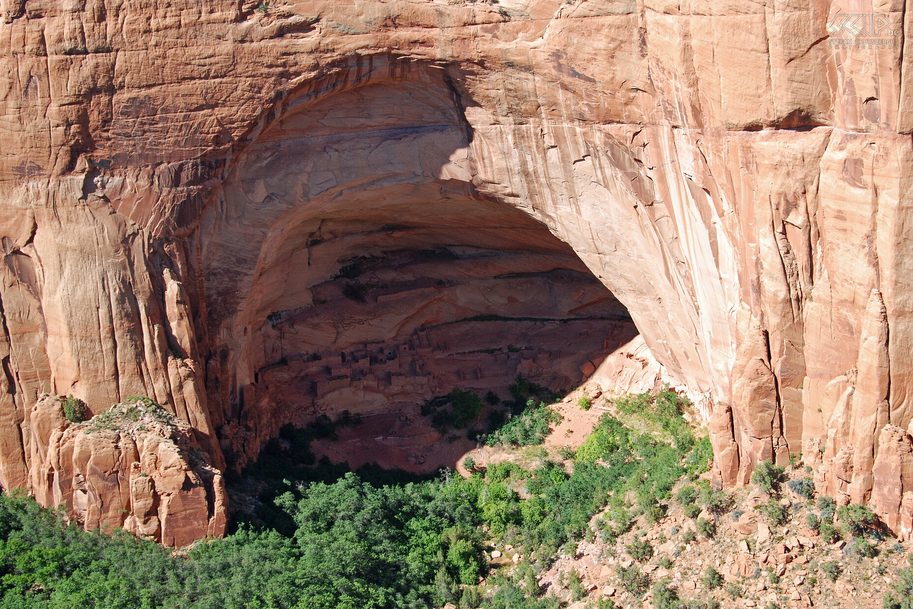 Navajo National Monument Navajo National Monument contains the remains of three pueblos which were built in the thirteenth century by Anasazi Indians. From Betatakin Point Overlook you have a good view on the Betatakin ruins which are situated at the other side of the canyon. 125 people once lived In these rock houses. Stefan Cruysberghs